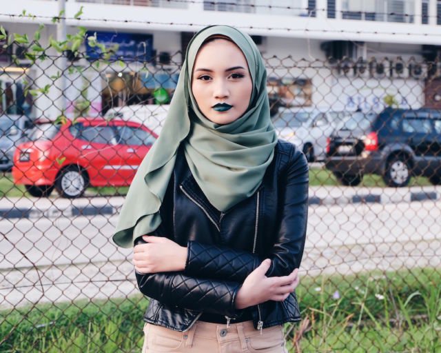 9 Padu Padan Hijab dengan Bold Make-up. Cocok Buat Kamu yang Ingin Tampil Berani