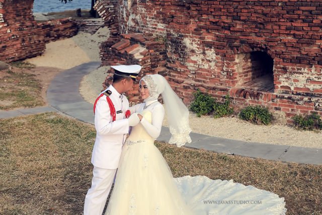 Kumpulan Foto Prewedding dengan Pria Berseragam. Gagah di Barisan, Mesra Bareng Pasangan