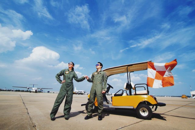 Kumpulan Foto Prewedding dengan Pria Berseragam. Gagah di Barisan, Mesra Bareng Pasangan