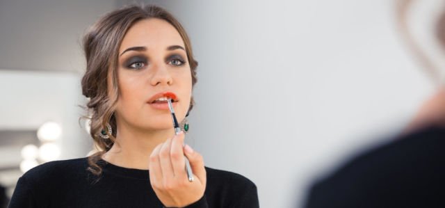 Cuma Terapkan 7+ Cara Pakai Red Lipstick Ini, Bikin Kamu Kayak Habis Didandanin MUA!