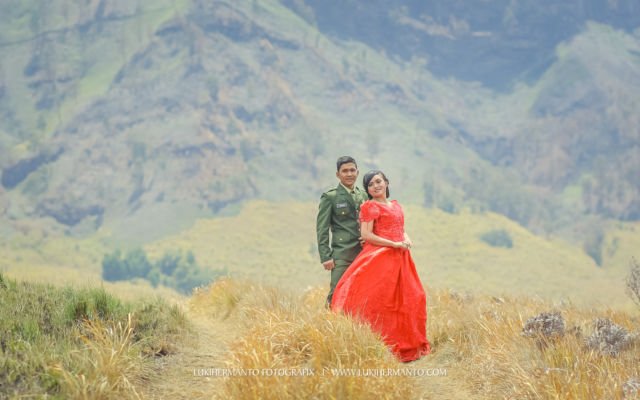 Kumpulan Foto Prewedding dengan Pria Berseragam. Gagah di Barisan, Mesra Bareng Pasangan