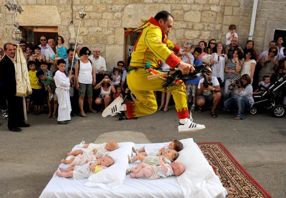 Baby Jumping Festival, Festival Melompati Bayi yang Cukup Ekstrem. Kok Ngeri Banget ya?