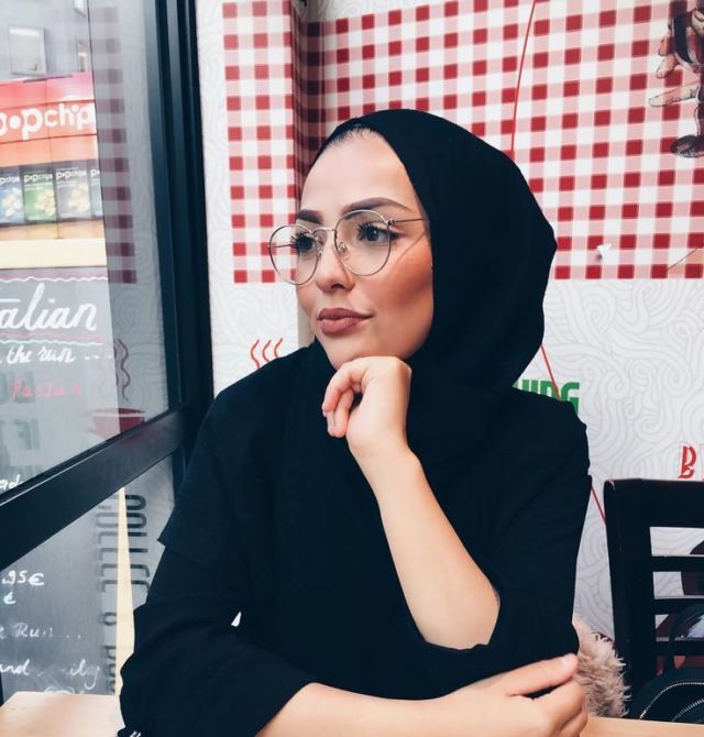 Begini Cara Make-up yang Benar untukmu Gadis Manis Berhijab dan Pakai Kacamata