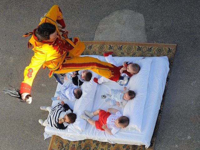 Baby Jumping Festival, Festival Melompati Bayi yang Cukup Ekstrem. Kok Ngeri Banget ya?