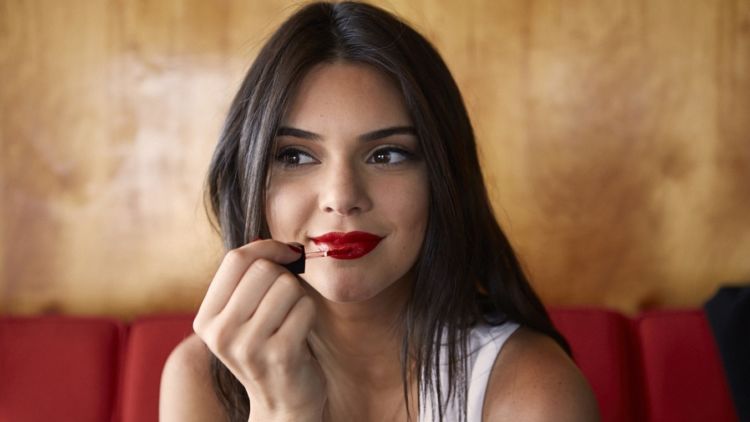 Cuma Terapkan 7+ Cara Pakai Red Lipstick Ini, Bikin Kamu Kayak Habis Didandanin MUA!