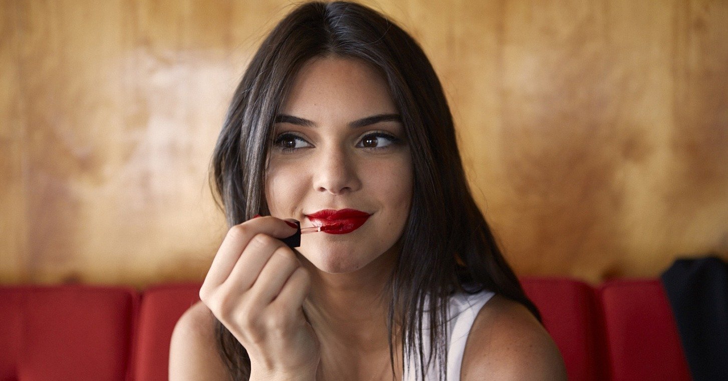 Cuma Terapkan 7+ Cara Pakai Red Lipstick Ini, Bikin Kamu Kayak Habis Didandanin MUA!