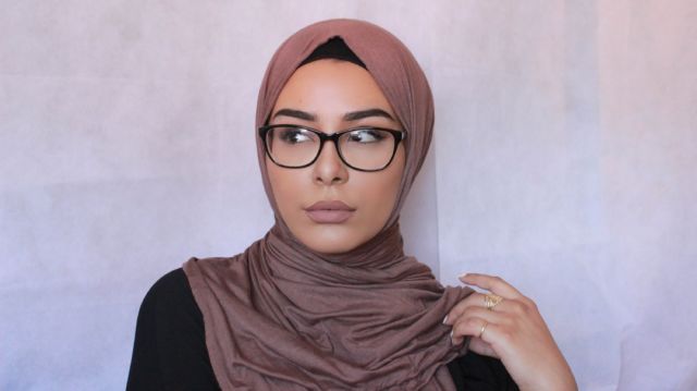 Begini Cara Make-up yang Benar untukmu Gadis Manis Berhijab dan Pakai Kacamata