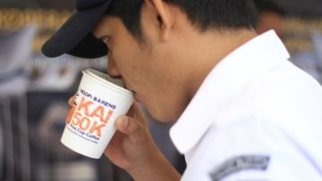 KAI Bagi-bagi 50 Ribu Cangkir Kopi Gratis Buat Penumpang. Kamu Perlu Tahu Alasannya