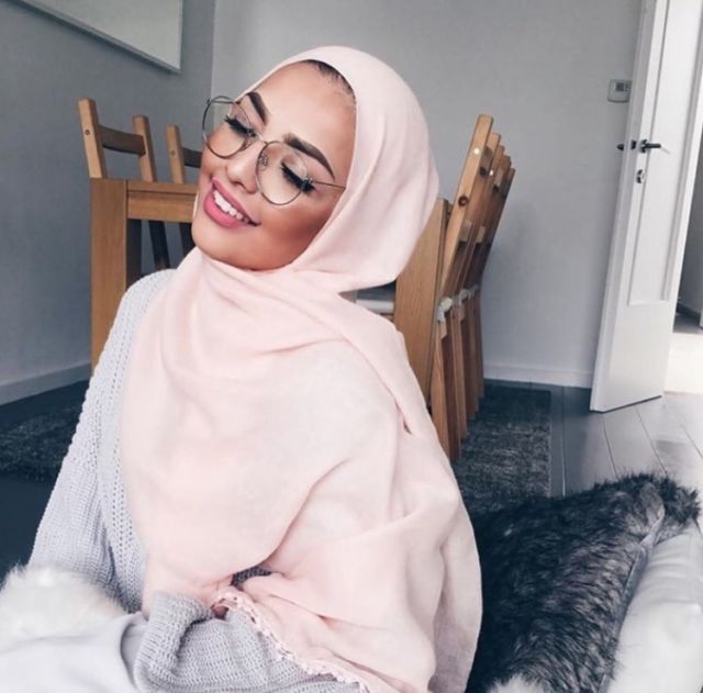 Begini Cara Make-up yang Benar untukmu Gadis Manis Berhijab dan Pakai Kacamata