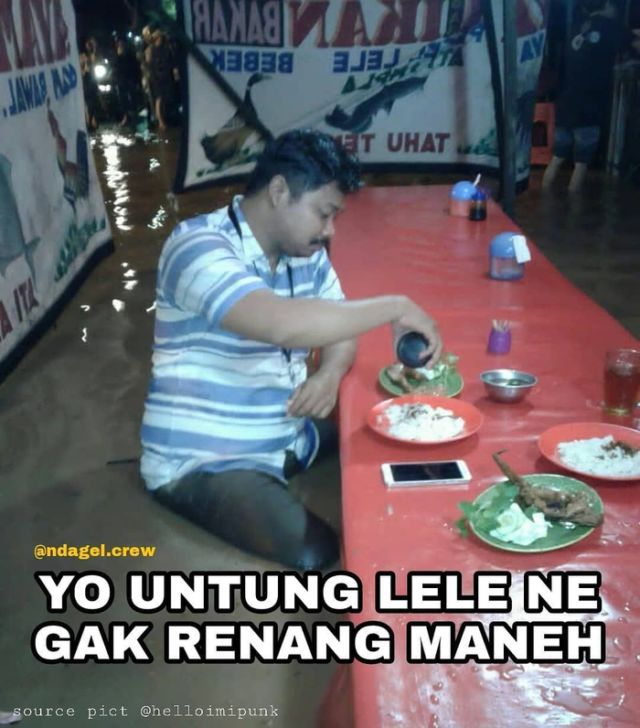 Masih Hangat, Foto Ipunk Makan Pecel Lele Saat Banjir Jakarta Dibikin Meme. Duh, Kreatif Abis!