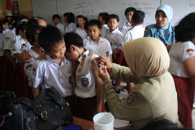 Reaksi Kocak Orang Saat Berhadapan dengan Jarum Suntik. Sembari Bernostalgia Zaman SD, yuk~