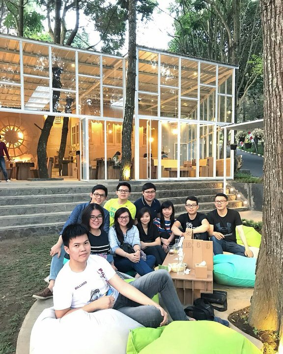 Taman Kardus, Kafe Unik di Bandung yang Dekorasinya Terbuat dari Kardus! Epik dan Hits Banget Nih