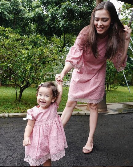 12+ Inspirasi Baju Kondangan Ala Selebritas yang Kompak Buat Mama dan Si Kecil. Lucu dan Bikin Gemas!