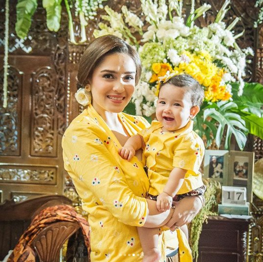 12+ Inspirasi Baju Kondangan Ala Selebritas yang Kompak Buat Mama dan Si Kecil. Lucu dan Bikin Gemas!