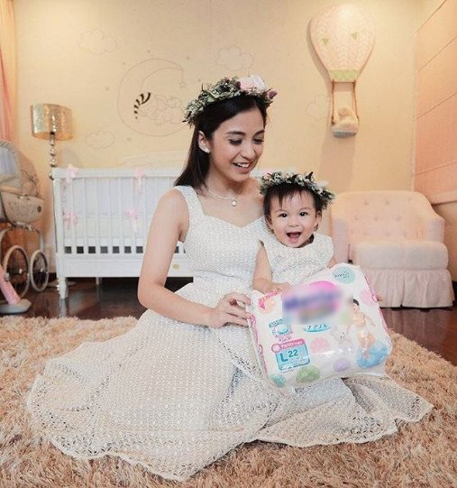 12+ Inspirasi Baju Kondangan Ala Selebritas yang Kompak Buat Mama dan Si Kecil. Lucu dan Bikin Gemas!