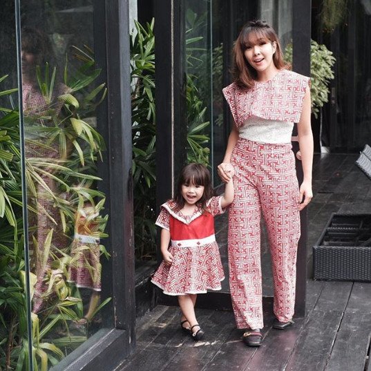 12+ Inspirasi Baju Kondangan Ala Selebritas yang Kompak Buat Mama dan Si Kecil. Lucu dan Bikin Gemas!