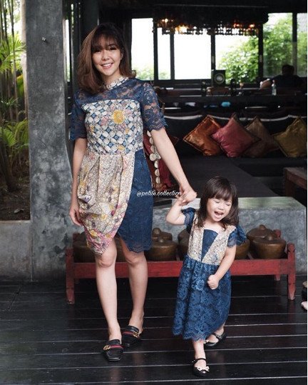 12+ Inspirasi Baju Kondangan Ala Selebritas yang Kompak Buat Mama dan Si Kecil. Lucu dan Bikin Gemas!