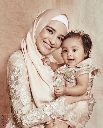 12+ Inspirasi Baju Kondangan Ala Selebritas yang Kompak Buat Mama dan Si Kecil. Lucu dan Bikin Gemas!