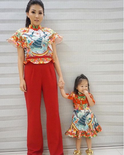 12+ Inspirasi Baju Kondangan Ala Selebritas yang Kompak Buat Mama dan Si Kecil. Lucu dan Bikin Gemas!