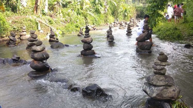 Tumpukan Batu Misterius di Sukabumi Bukan Disebabkan Hal Mistis. Begini Penjelasannya