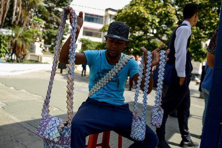 Saking Nggak Berharganya, Uang Lima Ribuan di Negara Ini Dijadikan Kerajinan. Daripada Jadi Sampah?!