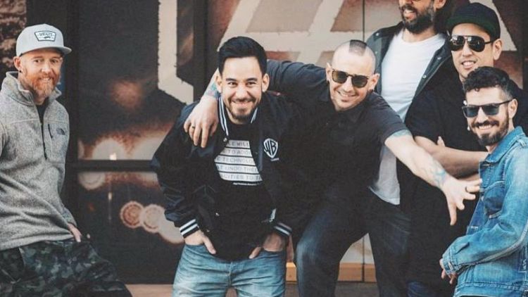 Mike Shinoda Mencurahkan Isi Hati Pasca Meninggalnya Chester Bennington Lewat Mini Album