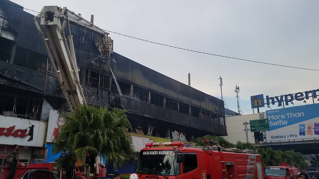 Antara Unik atau Miris, Prewedding Pasangan Ini Digelar di Depan Bangunan yang Baru Terbakar. Biar Apa sih?