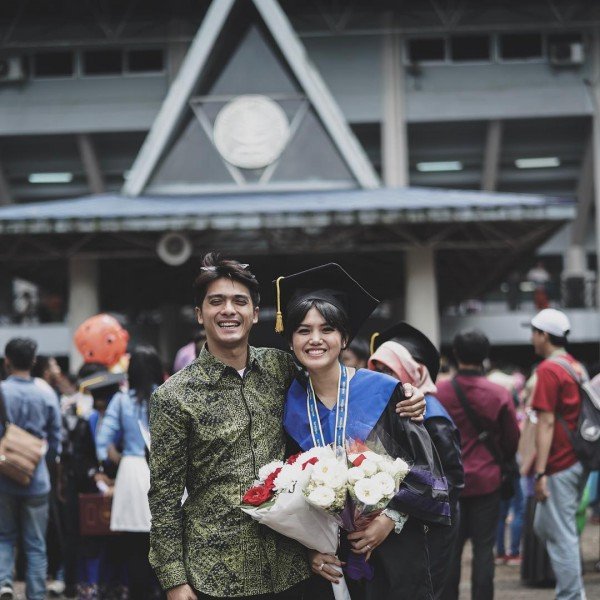 Meski Sibuk Urus Rumah Tangga, 8 Seleb Cantik Ini Berhasil Wisuda Juga. Semangatnya Bisa Kita Tiru nih