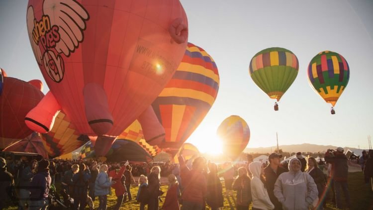 Festival Balon Udara Terbesar Eropa Hadir di Britania Raya! Yakin Deh Liburanmu Makin Luar Biasa!