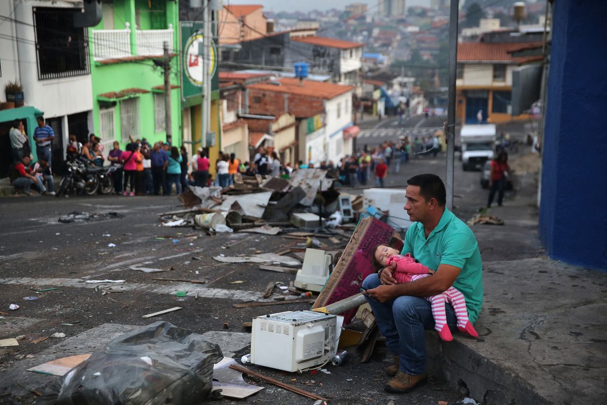 Saking Nggak Berharganya, Uang Lima Ribuan di Negara Ini Dijadikan Kerajinan. Daripada Jadi Sampah?!