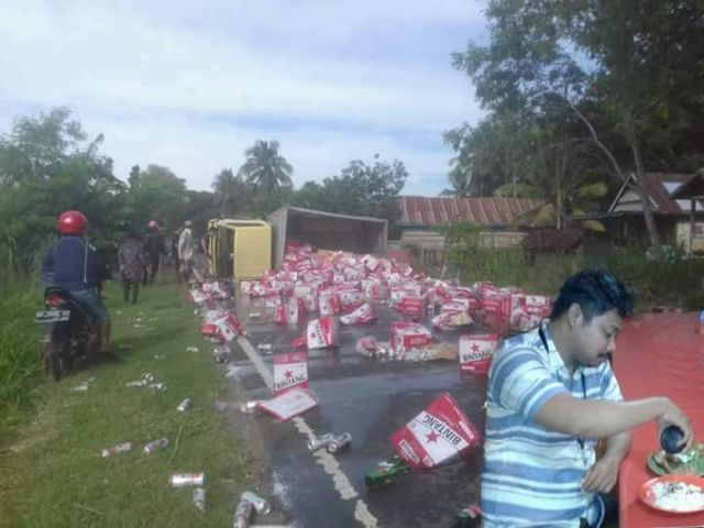 Masih Hangat, Foto Ipunk Makan Pecel Lele Saat Banjir Jakarta Dibikin Meme. Duh, Kreatif Abis!