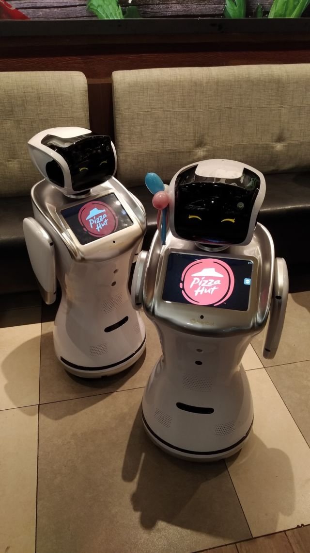 #BeraniBeda, Pizza Hut Luncurkan Menu 'Hitam' dan Hadirkan Dua Robot Pintar