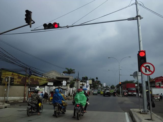 Hindari 9+ Obrolan Ini Saat Boncengan Motor sama Temanmu. Selain Bahaya, Nggak Ada Gunanya Juga!