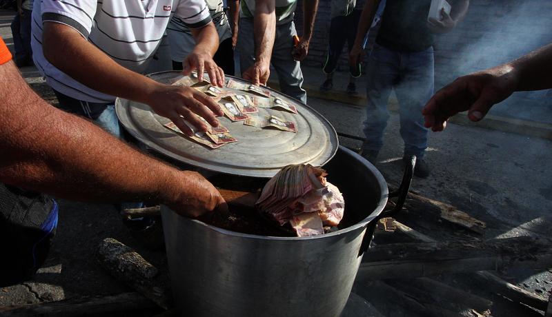 Saking Nggak Berharganya, Uang Lima Ribuan di Negara Ini Dijadikan Kerajinan. Daripada Jadi Sampah?!