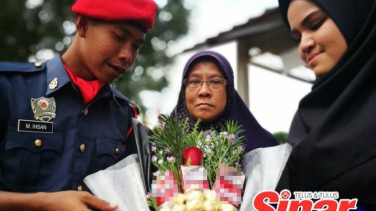 Dukung Calon Suami Berhenti Merokok, Cewek Ini Kasih Buket Rokok Saat Kelulusan. Caranya Alus Banget