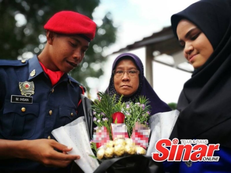 Dukung Calon Suami Berhenti Merokok, Cewek Ini Kasih Buket Rokok Saat Kelulusan. Caranya Alus Banget