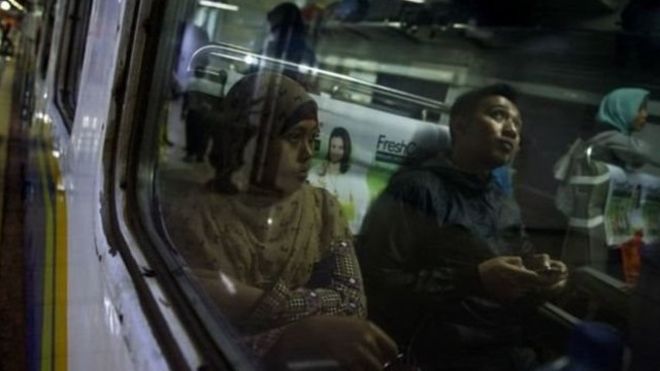 Duduk Sebelahan di TransJakarta Harus Seagama. Pengalaman Pengguna Twitter Ini Tuai Pro Kontra