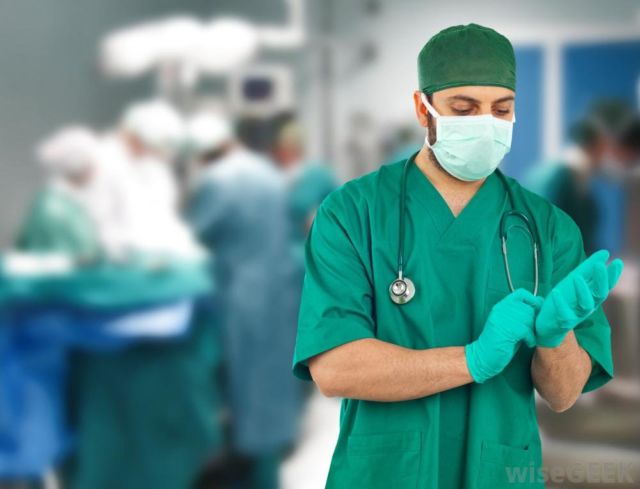 Alasan Kenapa Baju Yang Dipakai Dokter Berwarna Hijau Saat Operasi. Simak Baik-baik!