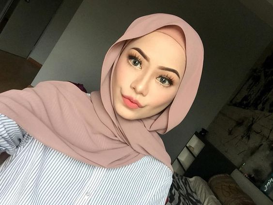 Gunakan Jilbab dengan Warna Terang