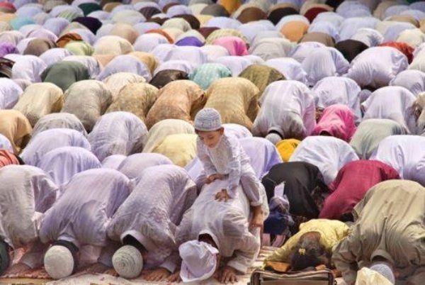 17+ Potret Anak-Anak dari Berbagai Penjuru Dunia Saat Ikut ke Masjid. Lucu sih, Selama Nggak Ganggu Ibadah