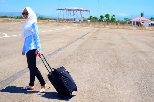 11 Gaya Berhijab Laudya Cynthia Bella Paling Santai. Nggak Perlu Neko-neko yang Penting Nyaman