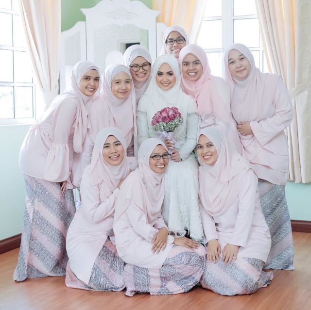 Anggunnya HQQ, 16+ Inspirasi Busana Bridesmaid Syar'i Menutup Dada Ini Layak Diadopsi