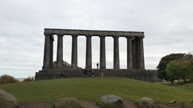 Monumen Nelson, satu dari lima tugu peringatan di Calton Hill