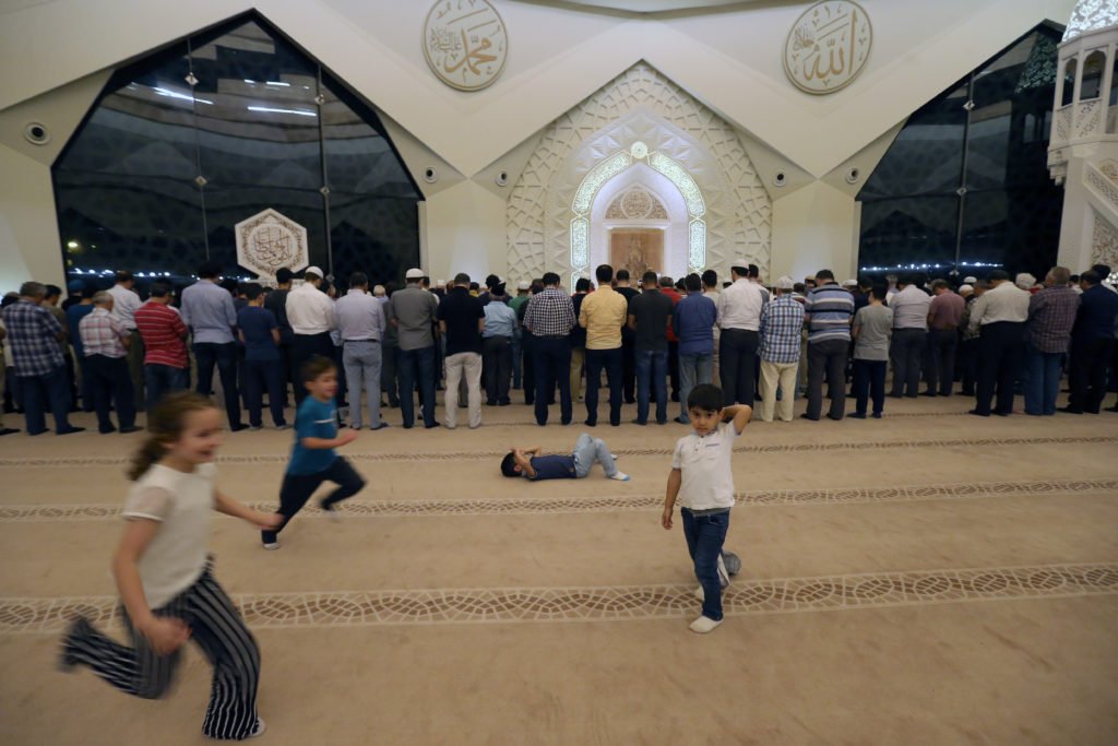 17+ Potret Anak-Anak dari Berbagai Penjuru Dunia Saat Ikut ke Masjid. Lucu sih, Selama Nggak Ganggu Ibadah