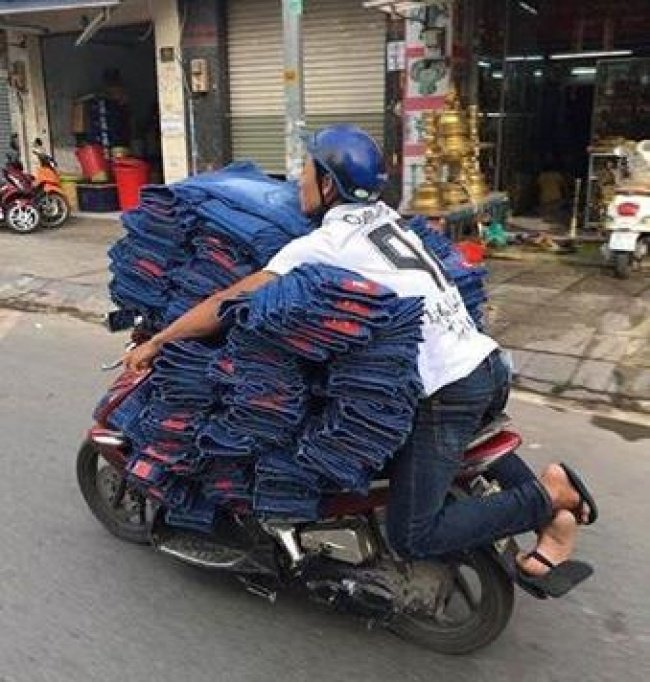 10 Potret Sepeda dan Motor yang Kelebihan Muatan. Miris Banget Tapi Kocak Juga!