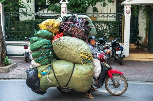 10 Potret Sepeda dan Motor yang Kelebihan Muatan. Miris Banget Tapi Kocak Juga!