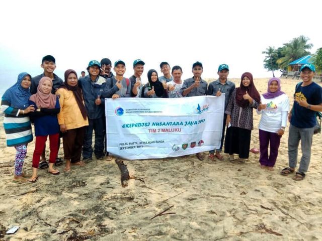 pantai di pulau hatta