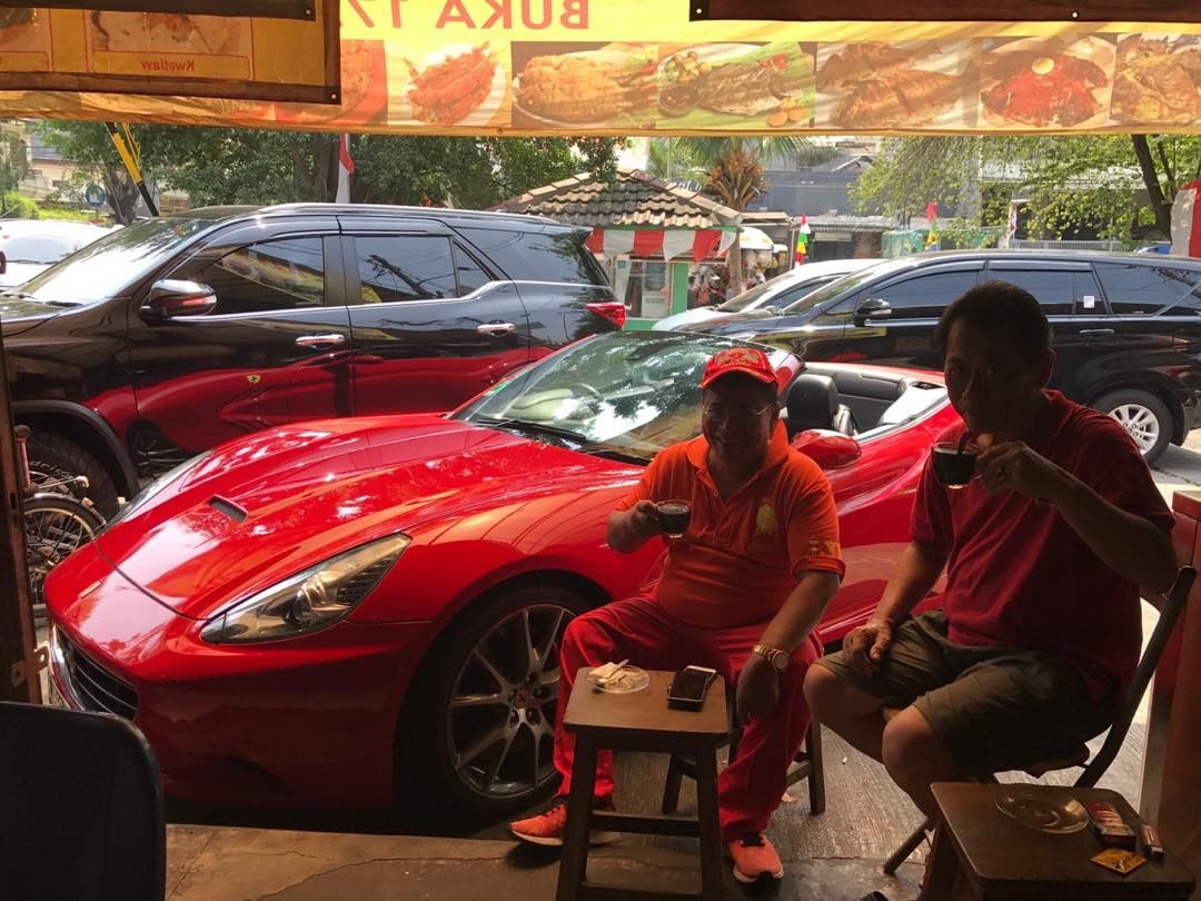 Hidup Mewah ala Pengacara Hotman Paris. Mulai Naik Lamborghini ke Pasar hingga Beli Dasi Super Mahal