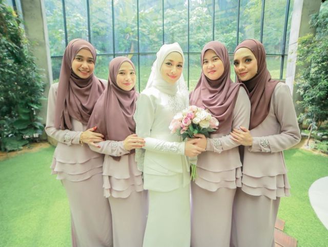 Anggunnya HQQ, 16+ Inspirasi Busana Bridesmaid Syar'i Menutup Dada Ini Layak Diadopsi