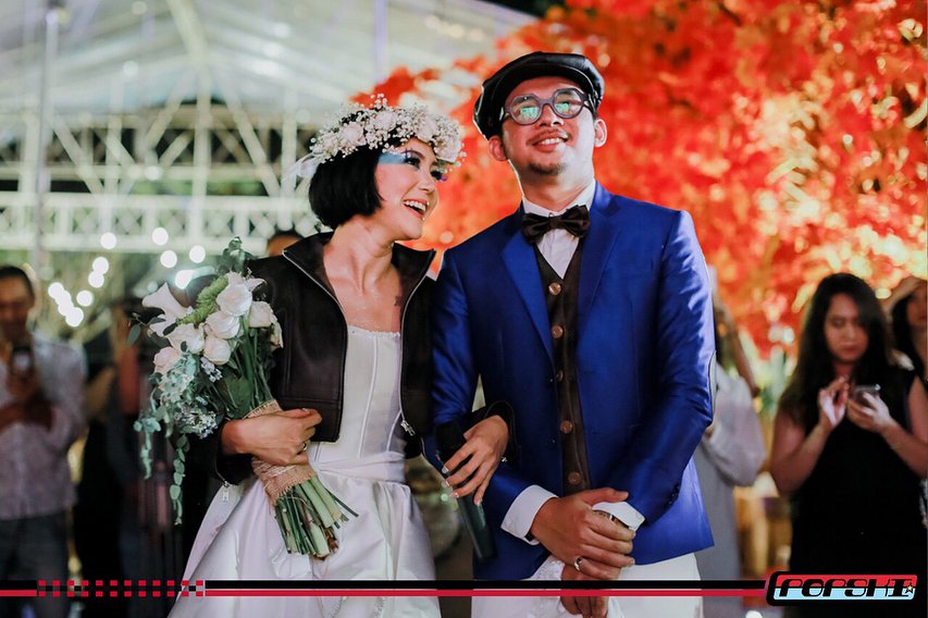 Tanpa Kebaya dan Konde, Gaun Pengantin dengan Jaket Kulit ala Poppy Sovia ini Rock ‘n Roll Banget!